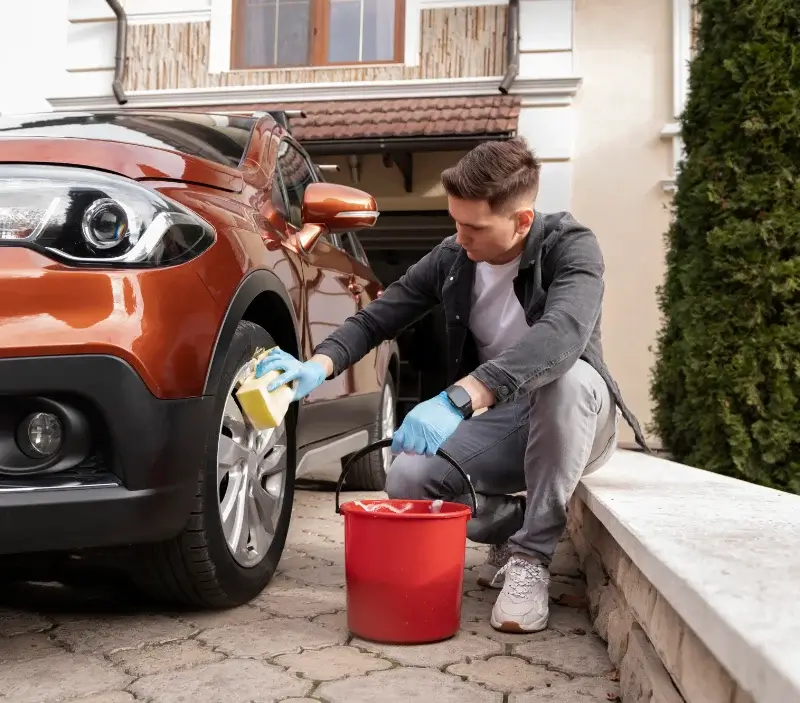 Lavage auto à domicile Marcoussis : professionnel intervenant sur un véhicule
